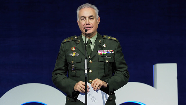 El Coronel Pedro Javier Gil López, Jefe de Sanidad de la Guardia Civil, entregó el premio ‘TFG, Máster y EIR’ en los X Premios ED