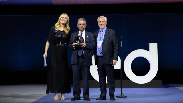 Miguel Ángel Revilla recoge el premio Fuden TV entre aplausos y ovaciones